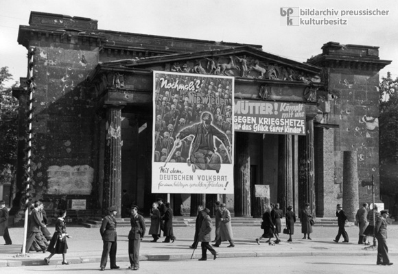 Propaganda for the German People’s Council at the Neue Wache in Berlin (1949)